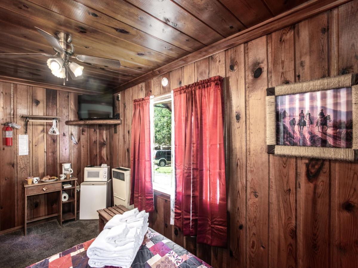 Apache Village Cabinette 11, Queen Bed, Midtown, Sleeps 2 Ruidoso Exteriör bild
